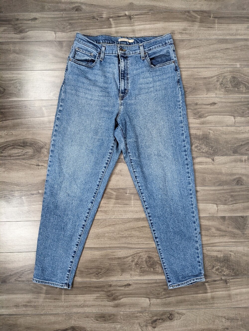 Levi's Women's High Waisted Mom Jean Size 32 Medium Blue